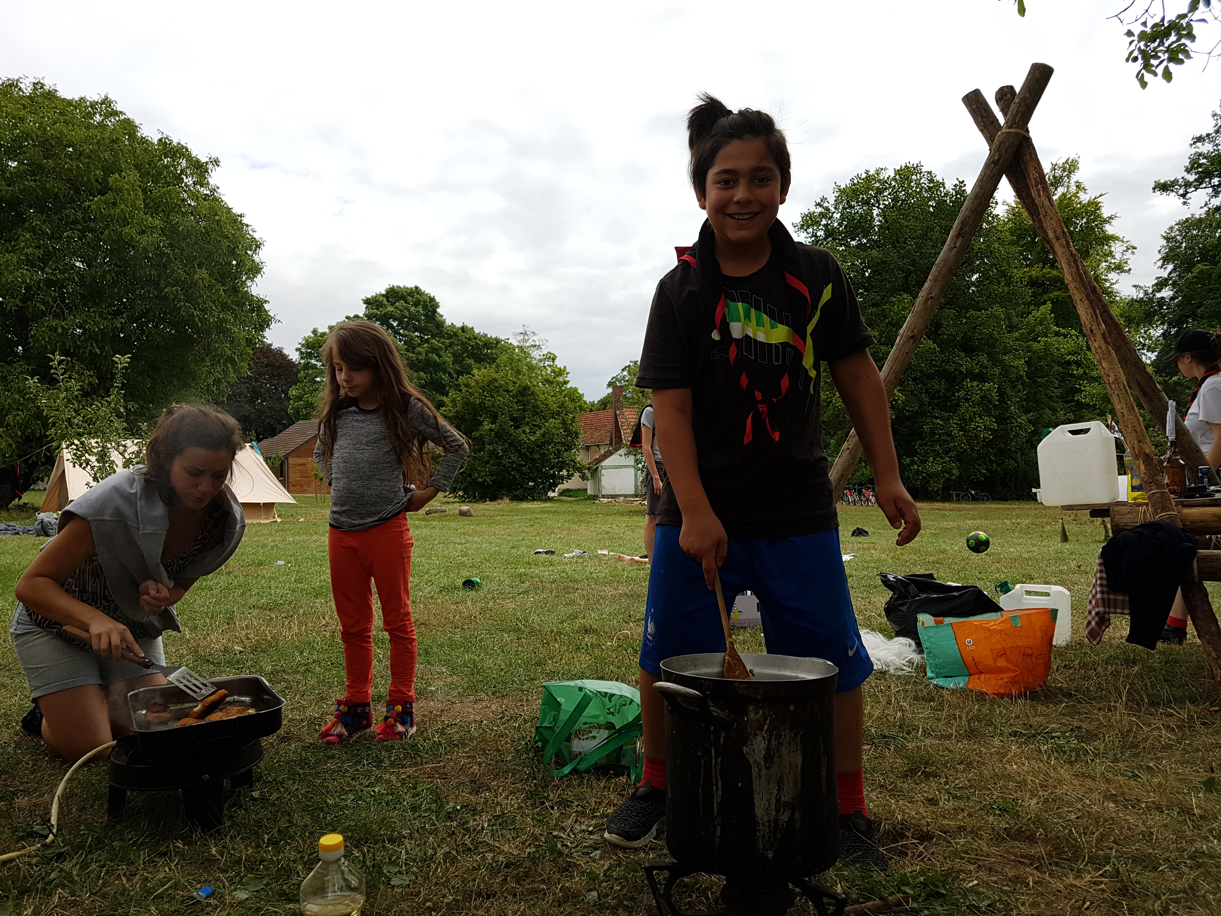 Camp scout avec des enfants des bidonvilles de Paris dans le cadre des projets romcivic et scolarisation par Les Enfants du Canal.