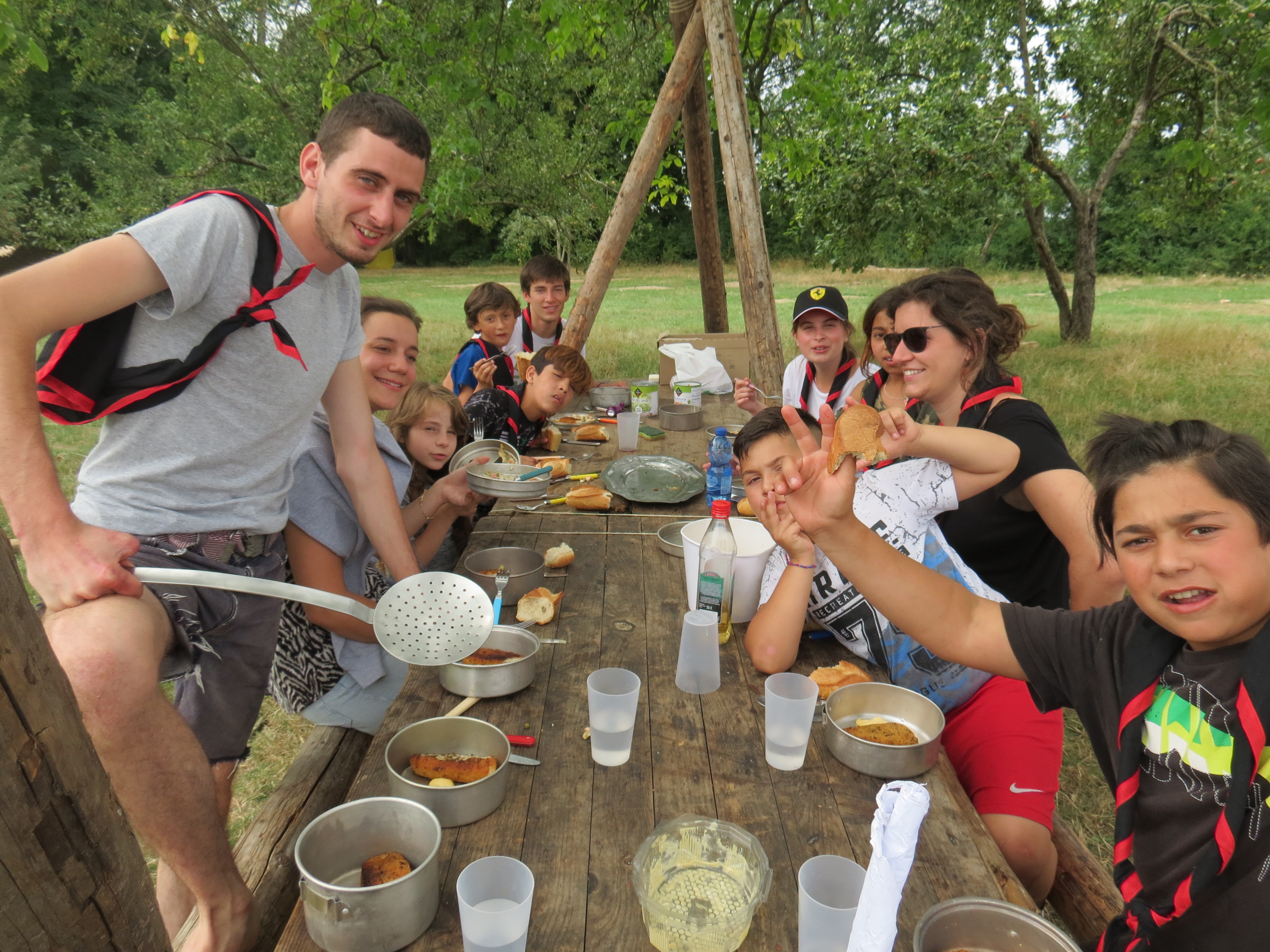 Camp scout avec des enfants des bidonvilles de Paris dans le cadre des projets romcivic et scolarisation par Les Enfants du Canal.